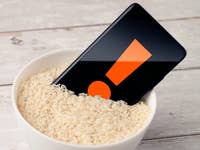 Ein Smartphone steckt in einer Schüssel Reis