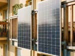 Zwei Solarmodule hängen an einem sonnigen Balkon