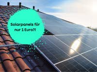 Solarpanels auf einem Dach, daneben die Frage, ob es derzeit Solarpanels für nur 1 Euro gibt.