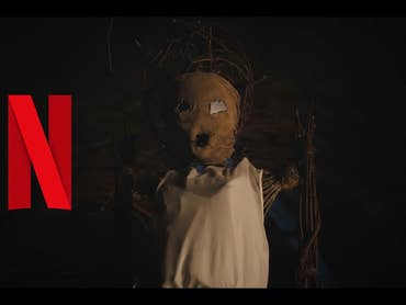 Eine Strohpuppe und ein Netflix-N vor schwarzem Hintergrund