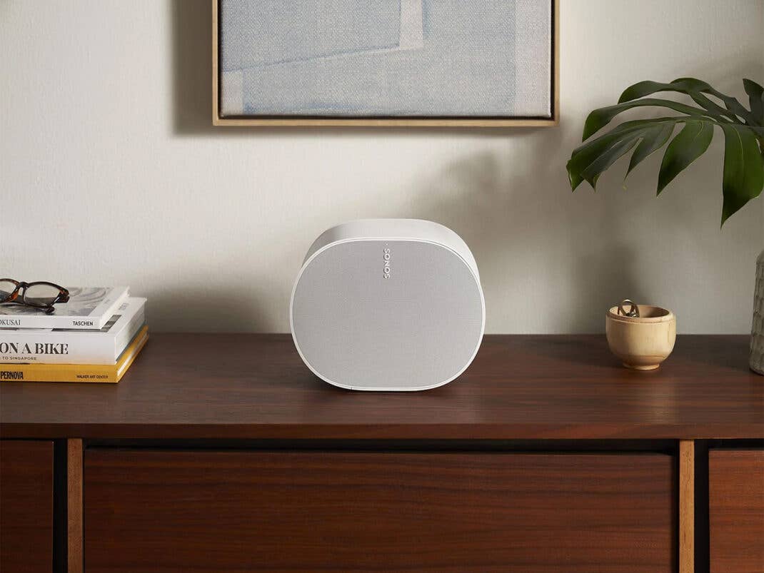 Sonos Era 300 auf einer dunkelbraunen Kommode.