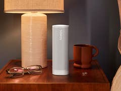 Sonos Roam steht hochkant auf einer Tisch.