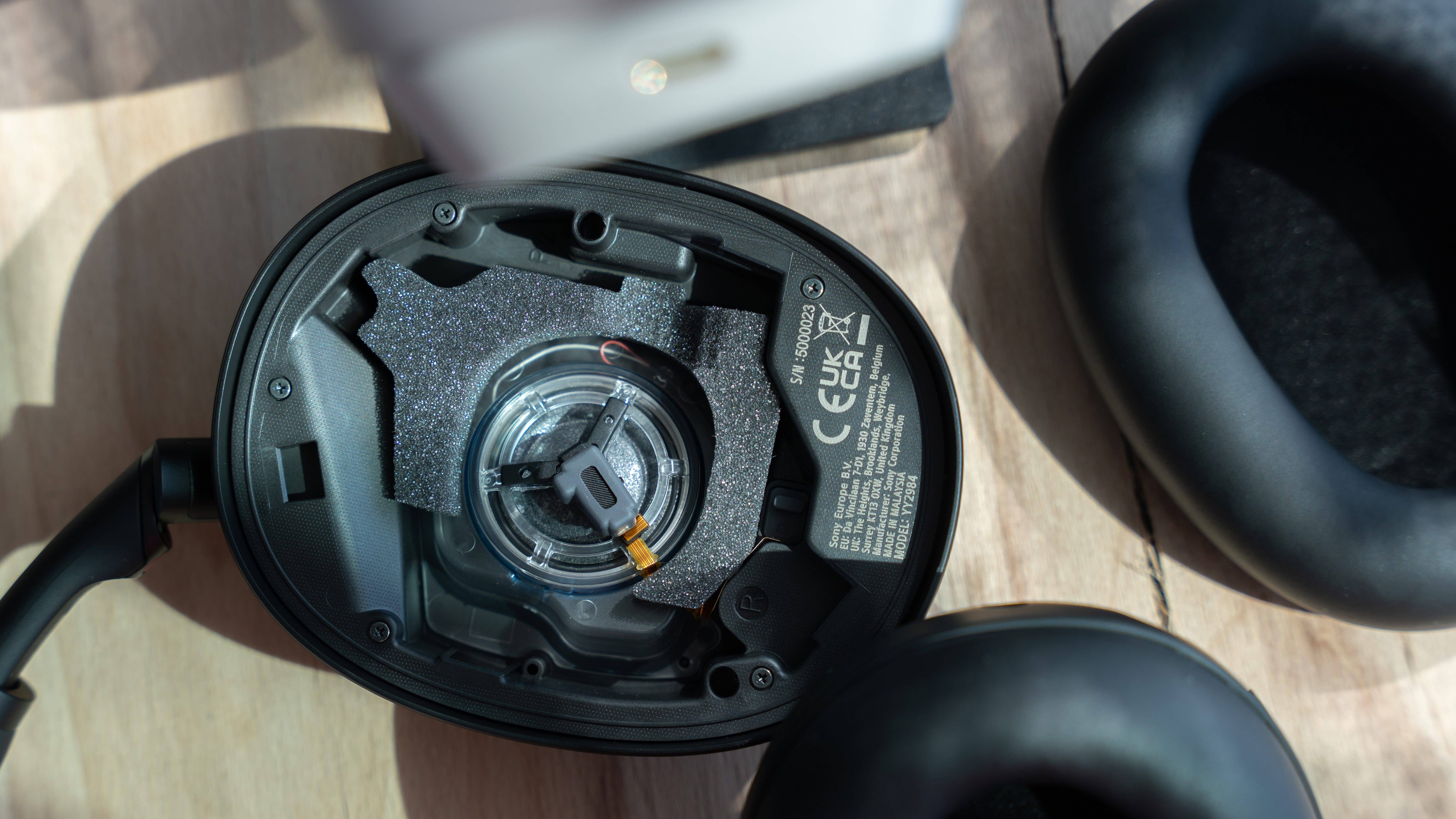 Nahaufnahme der inneren Komponenten der Sony WH-1000XM6 Kopfhörer.