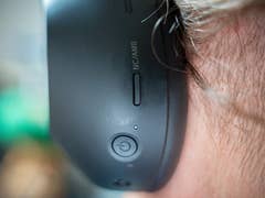 Nahaufnahme eines Sony WH-1000XM6 Kopfhörers, der die Steuerungstasten an der Seite zeigt.