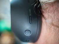 Nahaufnahme eines Sony WH-1000XM6 Kopfhörers, der die Steuerungstasten an der Seite zeigt.