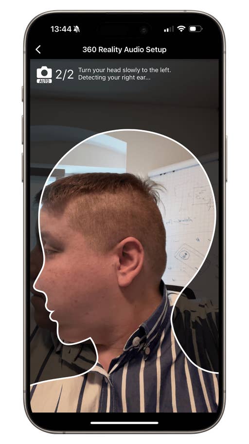 Ein Handy-Display, das das 360-Reality-Audio-Setup mit dem Gesicht einer Person und Anweisungen anze