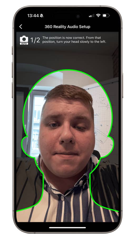 Ein Handy-Display, das das 360-Reality-Audio-Setup mit dem Gesicht einer Person und Anweisungen anze