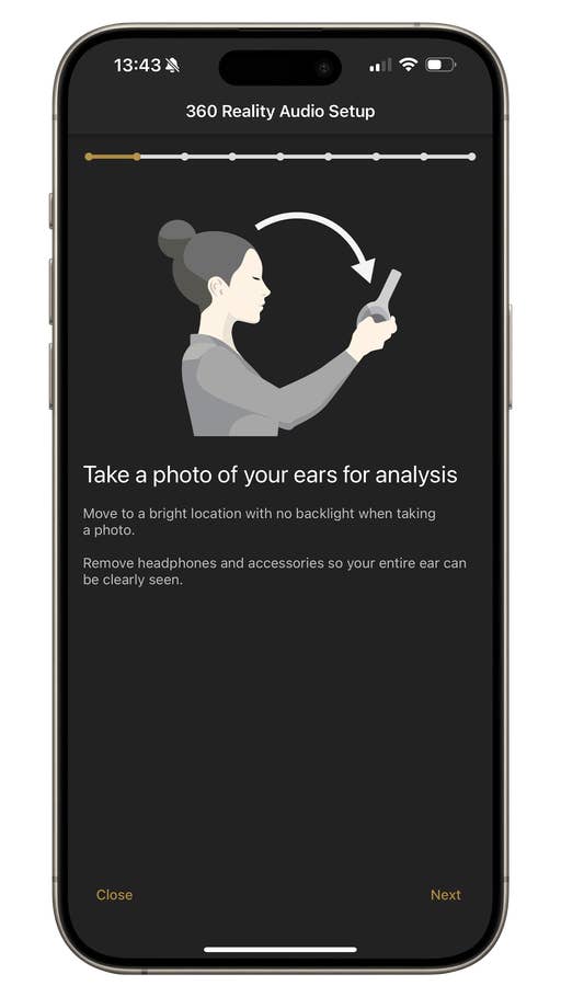 Ein Handy-Display, das das 360-Reality-Audio-Setup mit dem Gesicht einer Person und Anweisungen anze