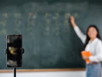 weMobiltelefon, das als Kamera für einen Online-Kurs verwendet wirdbcam