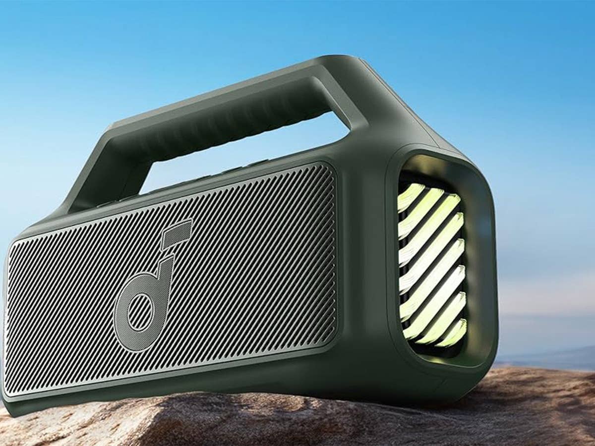 Der neue soundcore Boom 2 ist jetzt bei Amazon im Angebot erhältlich. soundcore by Anker Boom 2 Outdoor auf felsigem Untergrund