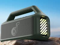 soundcore by Anker Boom 2 Outdoor auf felsigem Untergrund