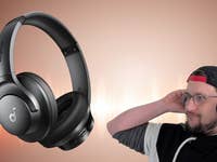 Schwarze Soundcore Q20i Bluetooth-Kopfhörer mit einer Person, die sie vor einem Klangwellenhintergrund anpasst.