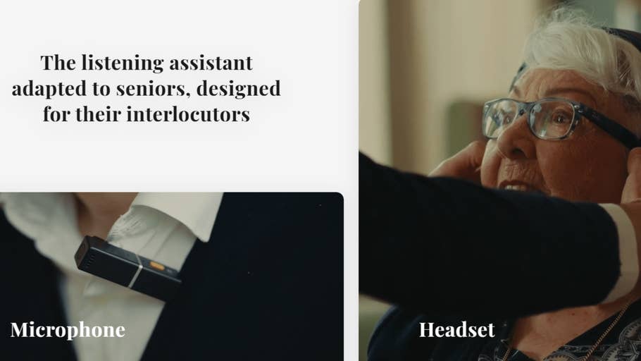 Ein Hörassistent für Senioren mit Mikrofon und Headset.