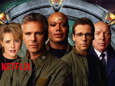 Die Stargate-Crew steht vorm Sternentor.