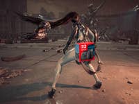 Eine Figur aus Stellar Blade mit langen Haaren, in futuristischer Kleidung, die eine Waffe in einer Ruinenstadt hält.