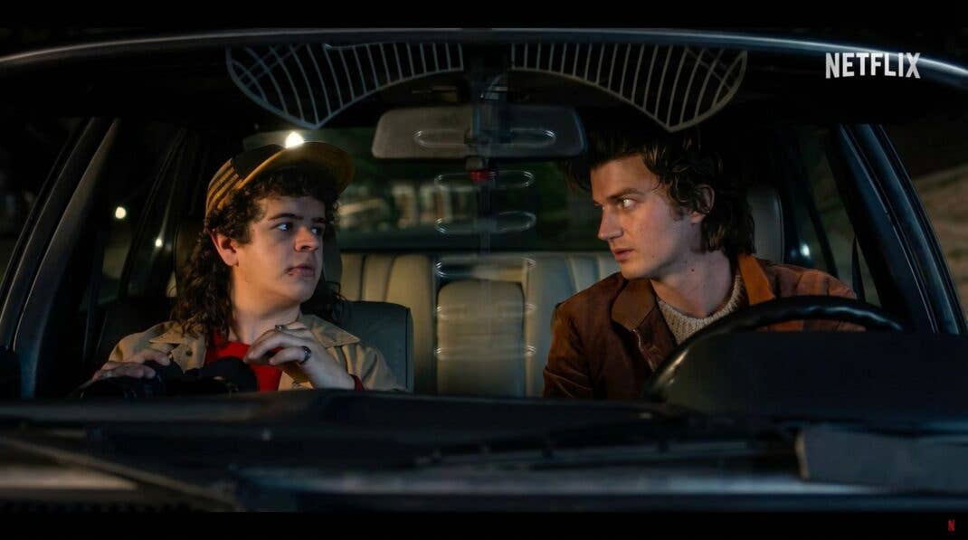 Stranger Things Screenshot: Dustin und Steve sitzen zusammen im Van.