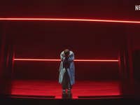 Screenshot vom Stranger-Things-Theaterstück mit Henry Creel auf der Bühne