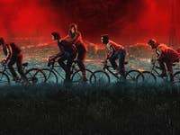 Fünf Kinder fahren mit Fahrrädern vor einem dramatischen roten und schwarzen Hintergrund.