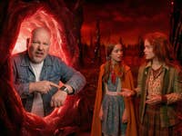 Max und Holly stehen im Upside Down, während Casi im Portal steht und genervt auf die Uhr blickt.