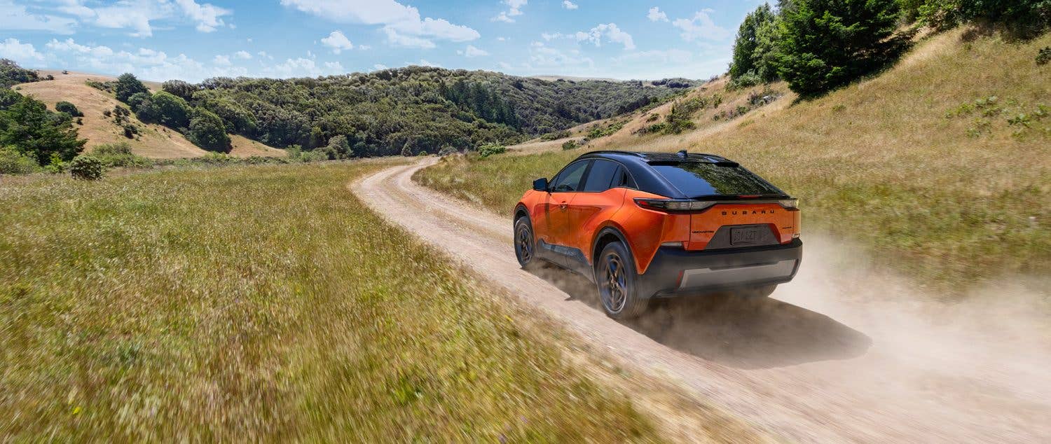 Subaru Uncharted bei der Fahrt in der Heckansicht.