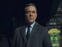 Ein Mann blickt Richtung Kamera in die Ferne.