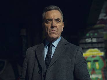 Ein Mann blickt Richtung Kamera in die Ferne.