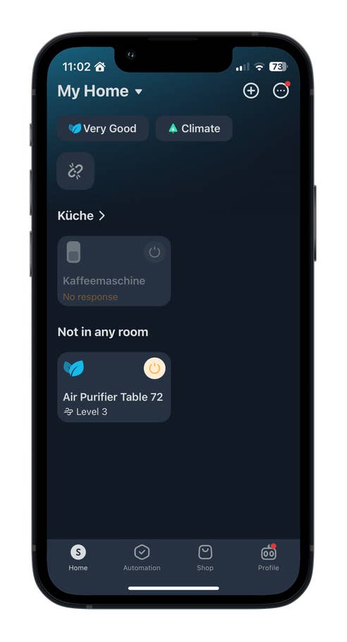 Smartphone-Bildschirm zeigt Einstellungen für die Hausautomation für einen Luftreiniger.