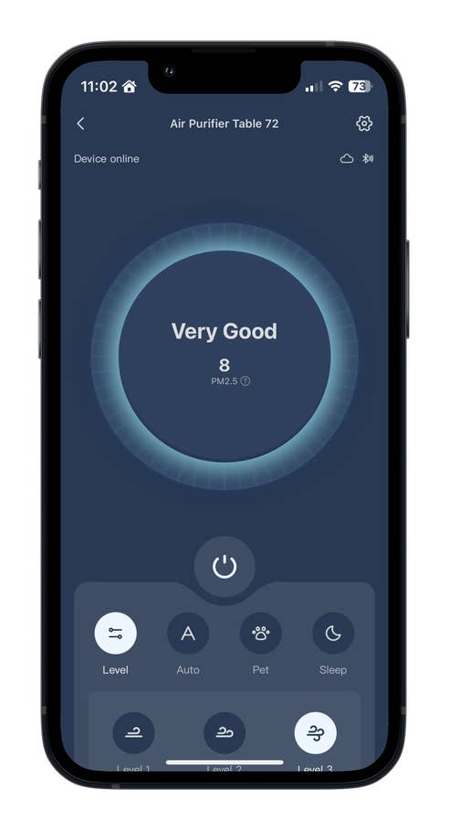 Smartphone zeigt App für Luftreiniger mit PM2.5-Wert von 'Sehr gut' bei 8 an.