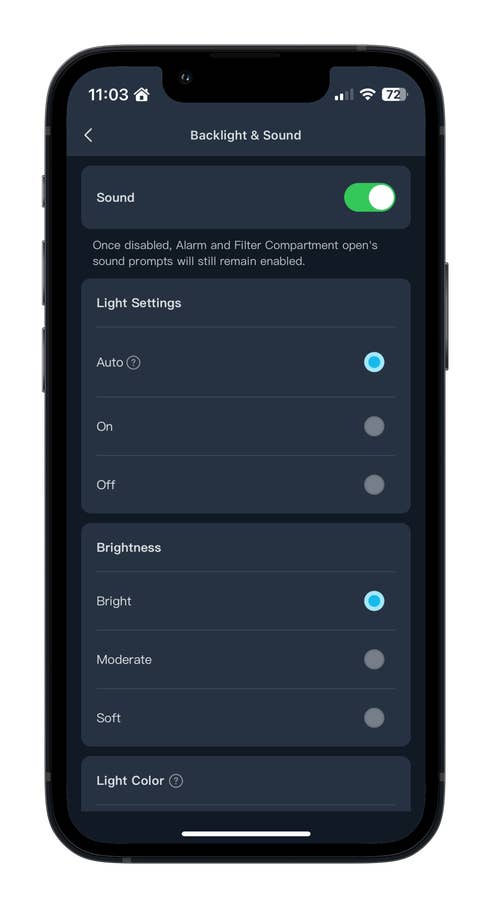Einstellungsbildschirm für den SwitchBot-Luftreiniger mit Optionen für Ton, Licht, Helligkeit und Lichtfarbe.