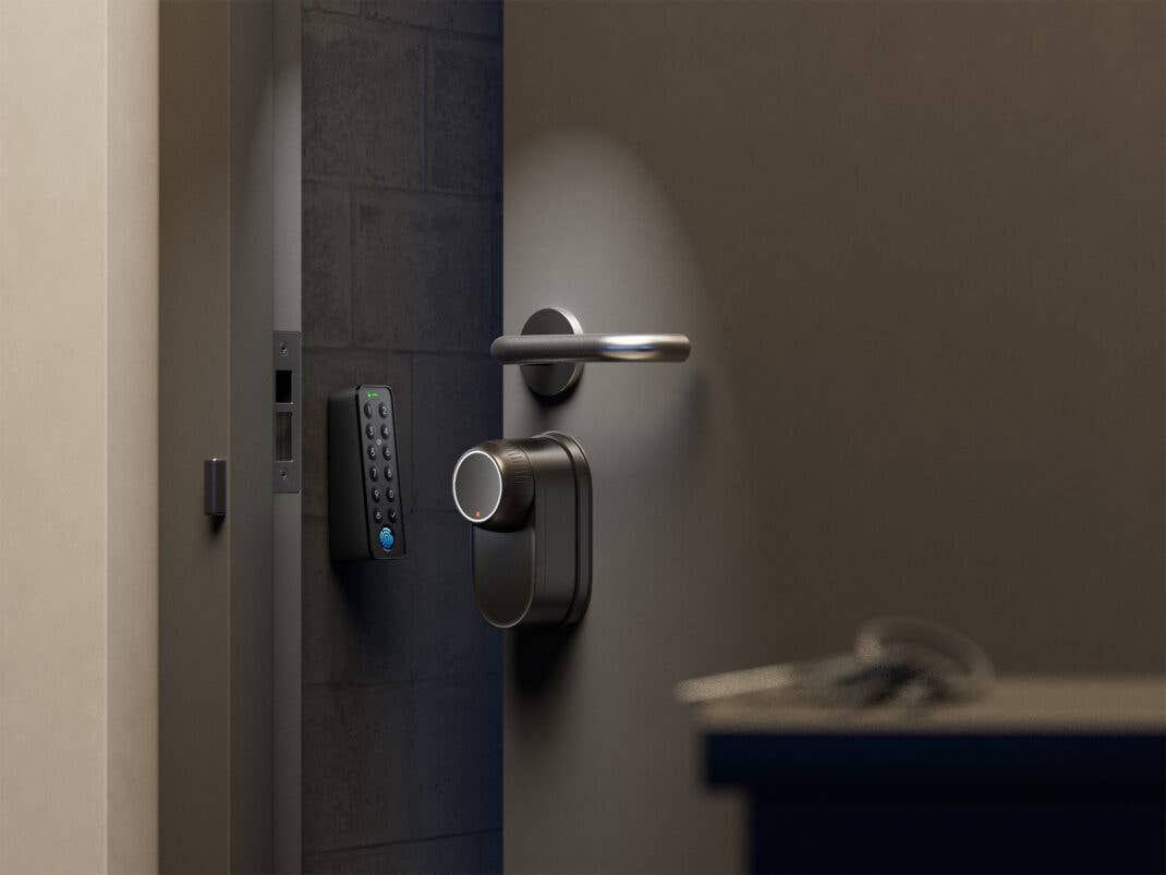 SwitchBot Smart Lock Ultra mit Touch-Keypad an einer Tür.