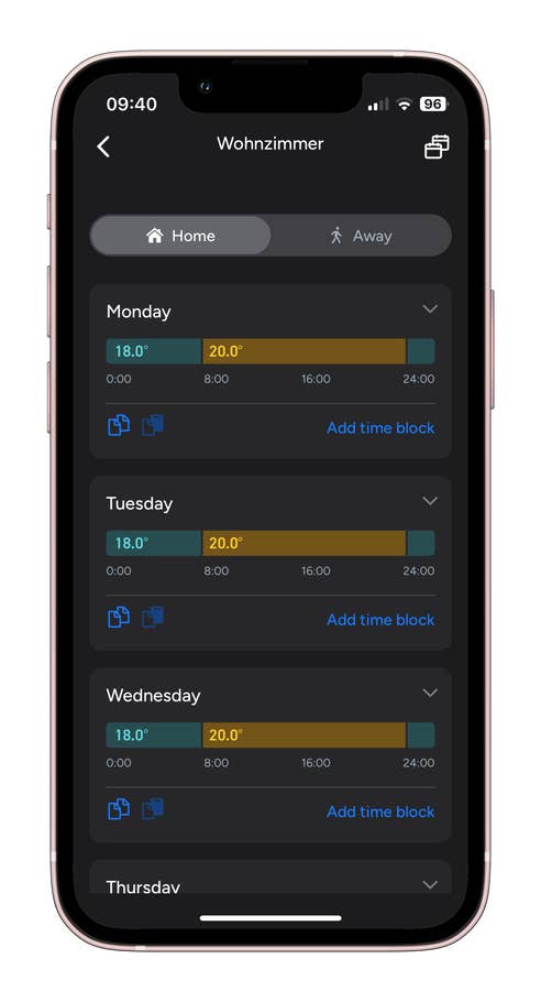 Smartphone-Bildschirm zeigt einen wöchentlichen Zeitplan für Temperatureinstellungen im Wohnzimmer.