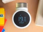 Ein smartes Thermostat steht aufrecht und zeigt das Display mit 19 °C.