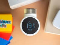 Ein smartes Thermostat steht aufrecht und zeigt das Display mit 19 °C.