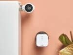 tado Temperaturregelungsgerät an einem Heizkörper mit einer Smart Bridge an der Wand.