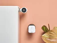 tado Temperaturregelungsgerät an einem Heizkörper mit einer Smart Bridge an der Wand.