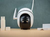 Eine Tapo C501 Sicherheitskamera mit Zubehör auf einem Tisch.