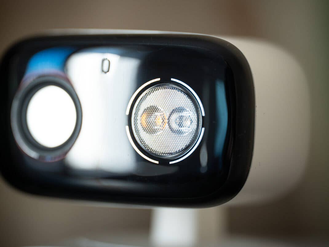 Die C246D verfügt auch über Flutlichter an beiden Kameras.