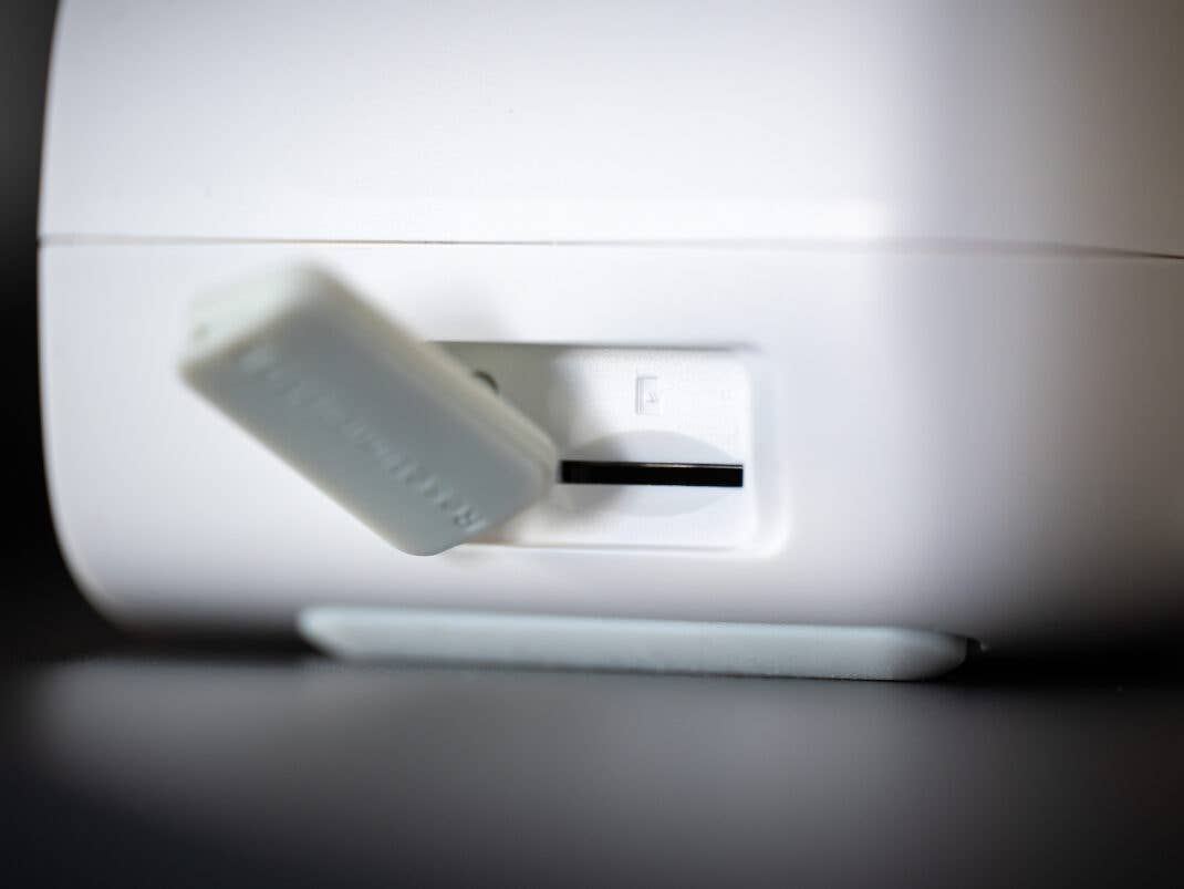 Der microSD-Anschluss der Tapo Sicherheitskamera.