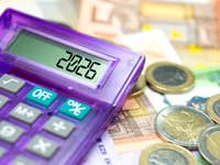 Taschenrechner liegt auf EUro-Scheinen