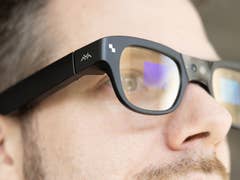 Nahaufnahme einer Person, die TCL RayNeo X3 Pro Smart Glasses trägt.