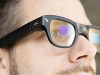 Nahaufnahme einer Person, die TCL RayNeo X3 Pro Smart Glasses trägt.