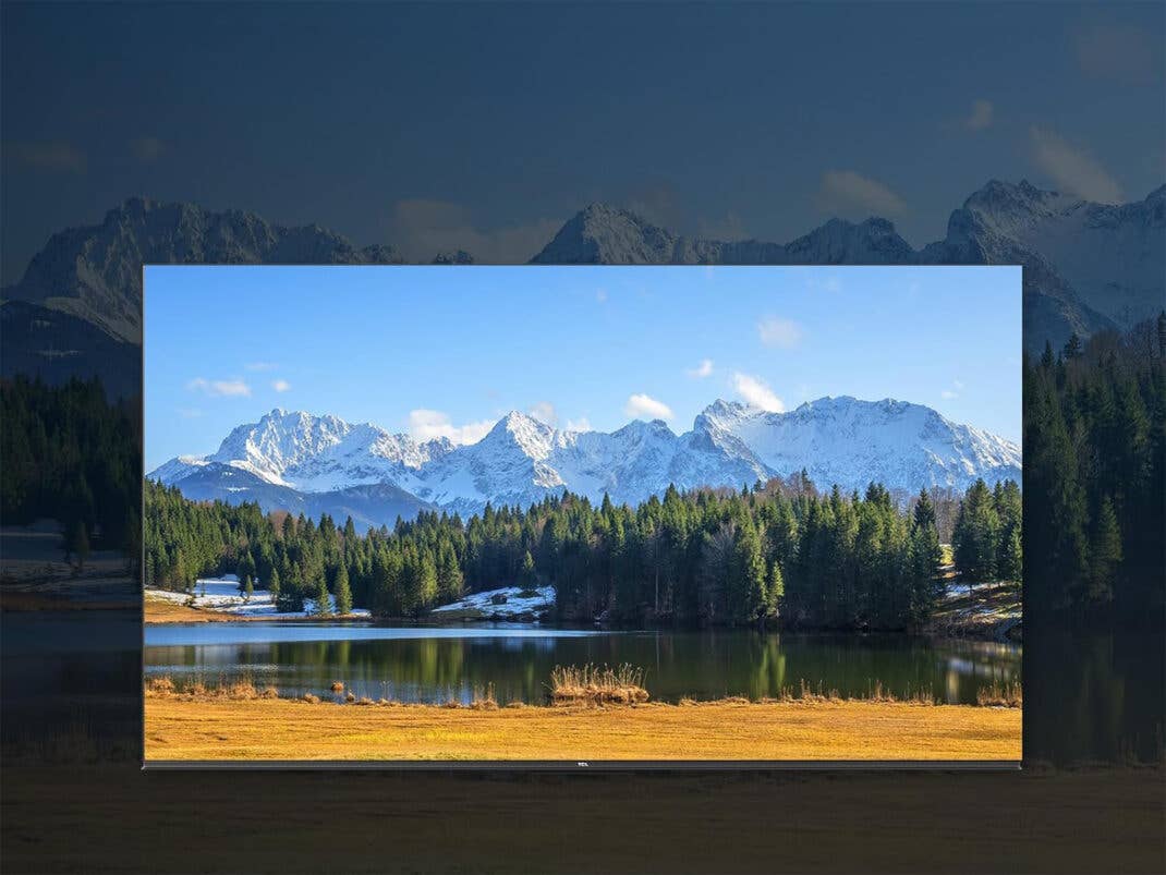 Ein TCL Smart-TV, der eine malerische Landschaft mit Bergen und einem See zeigt.