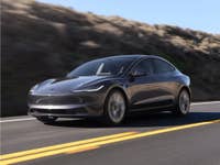 Tesla Model 3 Standard in der seitlichen Frontansicht.