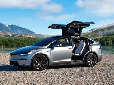 Tesla Model X mit Türen geöffnet.