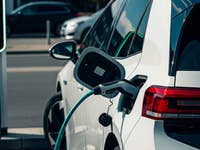 E-Auto-Ranking August 2025: Wer überholt, wer verliert?