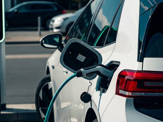 Tesla stürzt ab, VW jubelt – Neue E-Auto-Zahlen in Deutschland