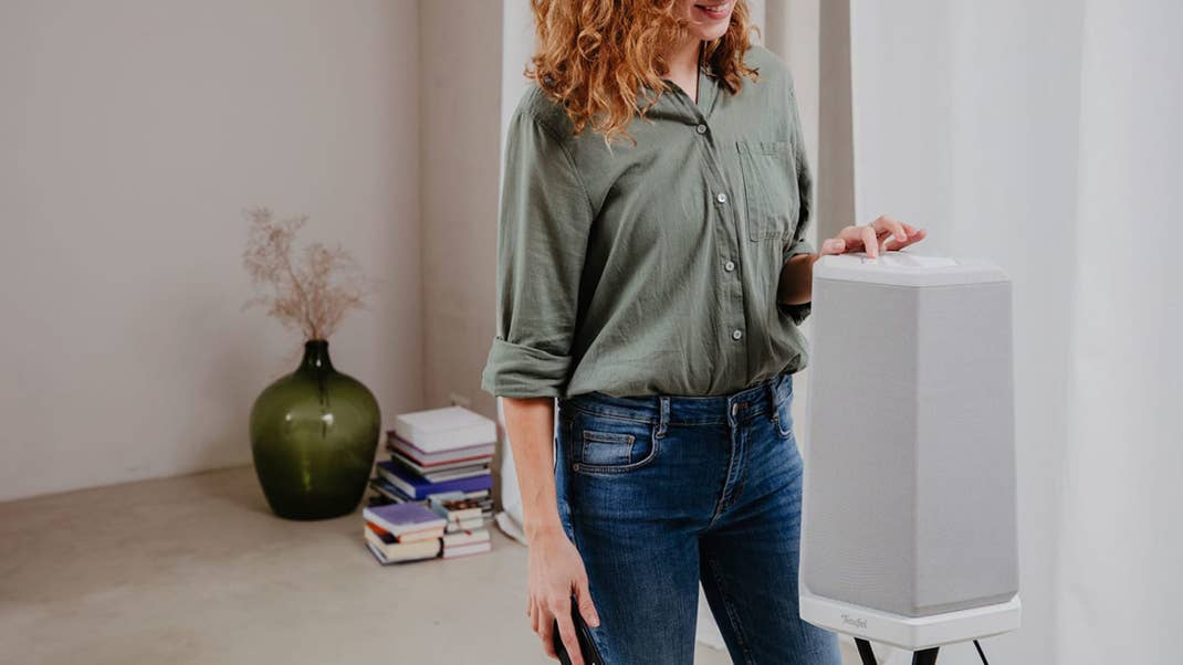 Der 360-Grad Teufel Holist M steht auf einem Ständer Der 360-Grad Teufel Holist M steht auf einem Ständer