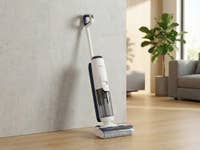 Ein Tineco Nass- und Trockensauger lehnt an einer Wand in einem modernen Wohnzimmer.