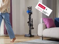 Der Tineco Pure One S70 in seiner Ladestatioin mit Angebotspreis.