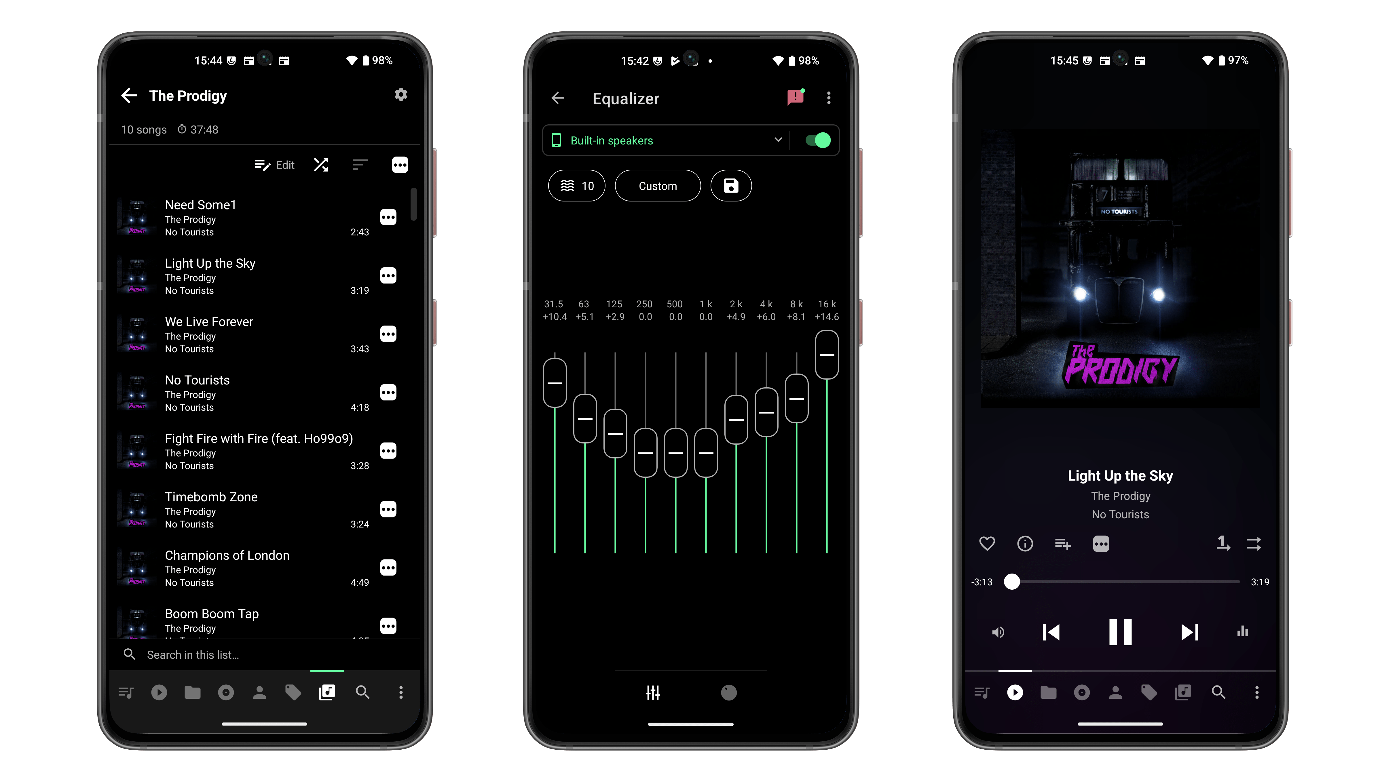 Drei Mobilbildschirme, die das Album von The Prodigy, die Equalizer-Einstellungen und die Songwiedergabe anzeigen.
